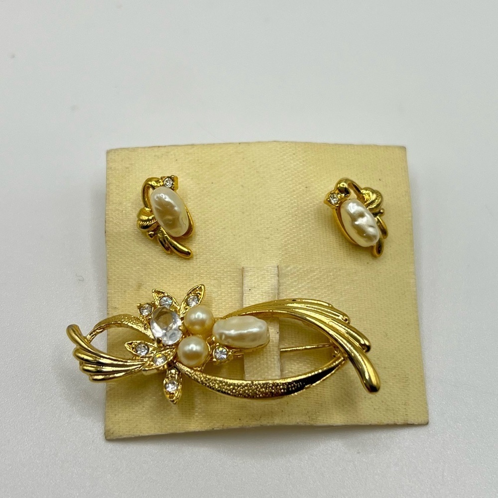 ✨ Vintage-Style Gold Plated Pearl & Crystal Brooch w/ Matching Earrings - Picture 1 of 4